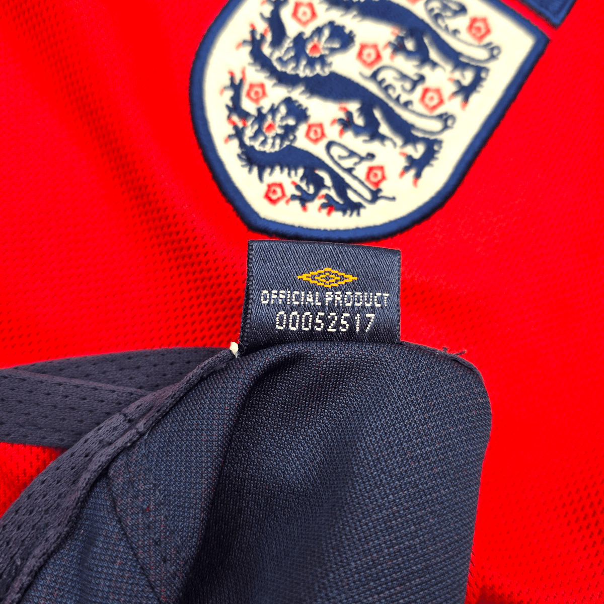 2002/04 England Away Football Shirt (M) Umbro 11 Heskey - Football Finery - FF303059