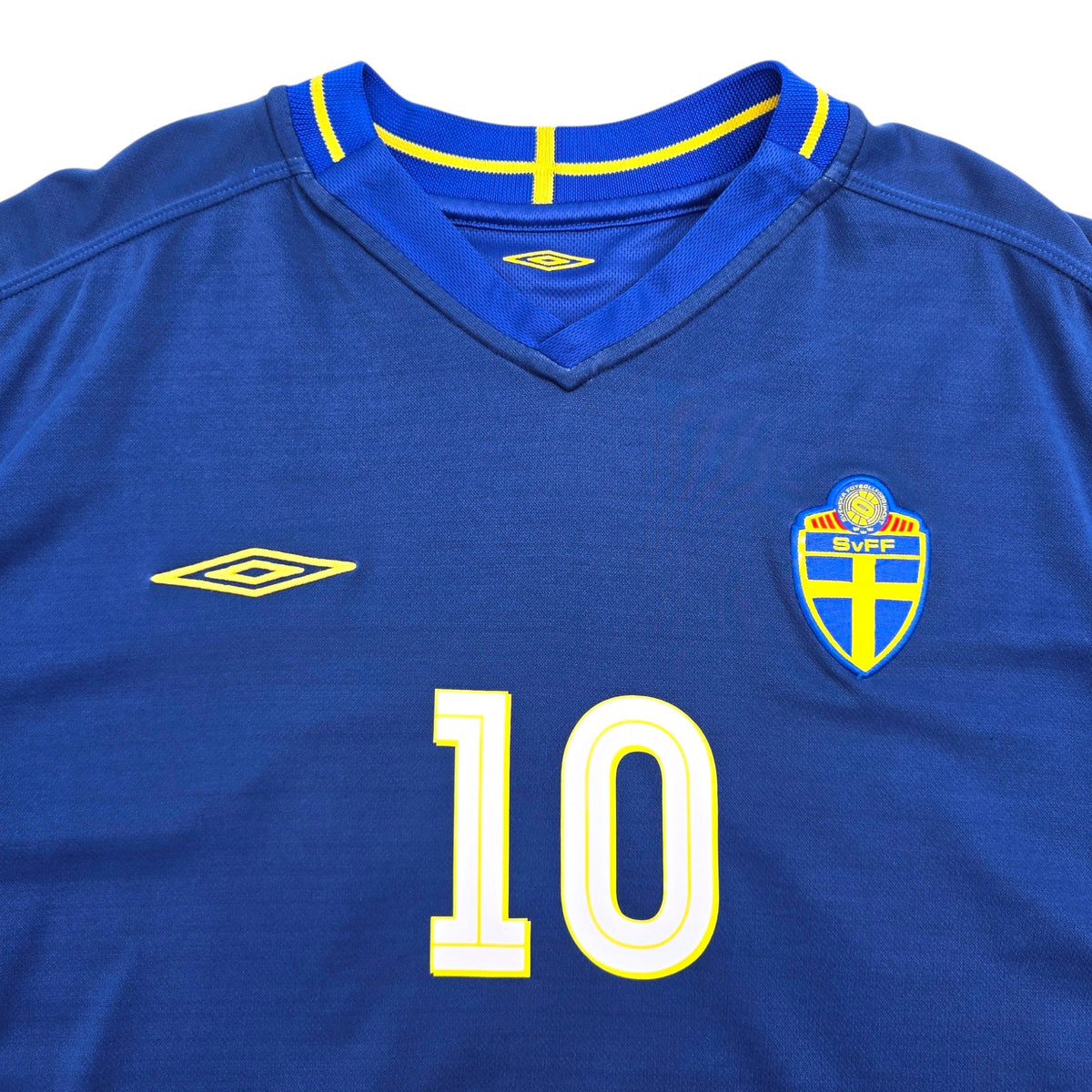 2003/04 Sweden Away Football Shirt (L) Umbro #10 Ibrahimovic - Football Finery - FF307287