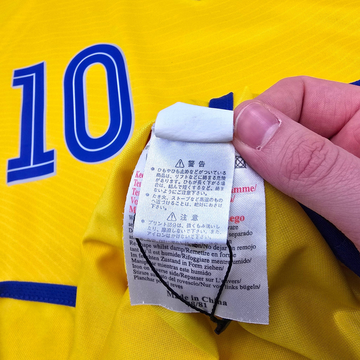 2003/04 Sweden Home Football Shirt (M) Umbro 10 Ibrahimovic - Football Finery - FF305762