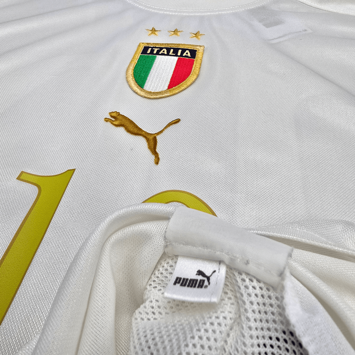 2004/06 Italy Away Football Shirt (M) Puma 10 Totti - Football Finery - FF302614
