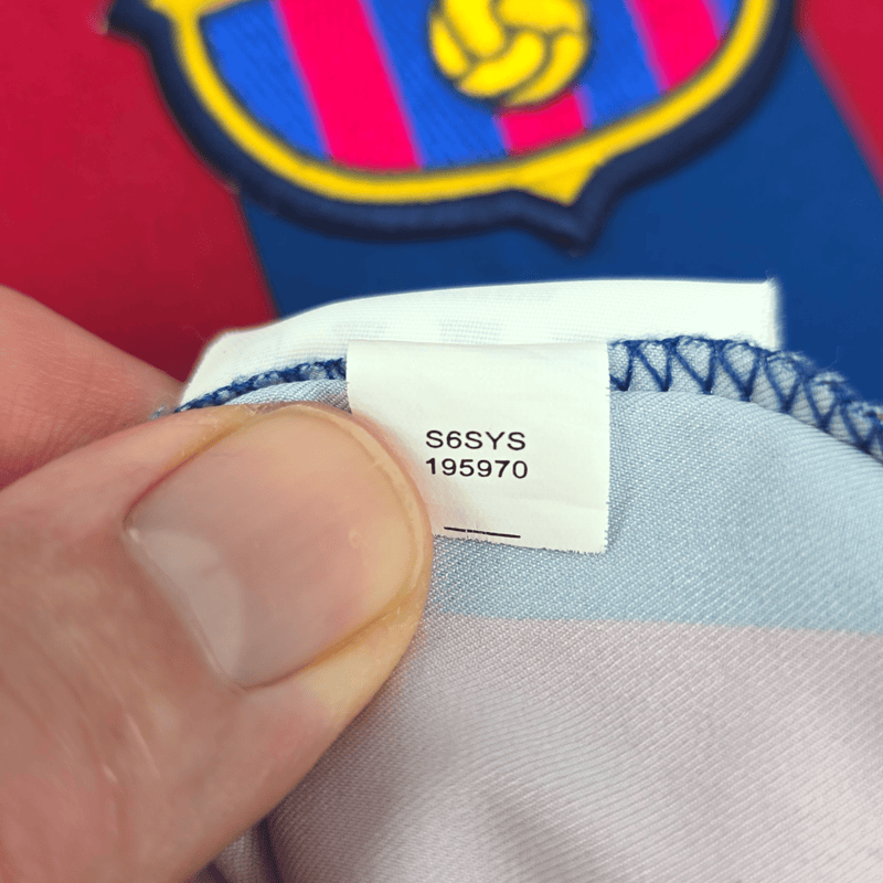 2005/06 Barcelona Home Football Shirt (L) Nike #10 Ronaldinho - Football Finery - FF204546