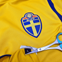 2005/06 Sweden Home Football Shirt (L) Umbro - Football Finery - FF304233