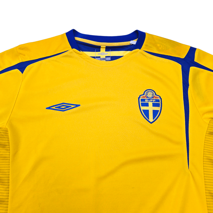 2005/06 Sweden Home Football Shirt (L) Umbro - Football Finery - FF304233