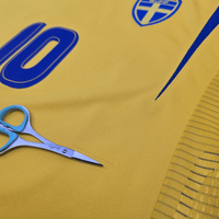 2005/06 Sweden Home Football Shirt (M) Umbro 10 Ibrahimovic - Football Finery - FF305763