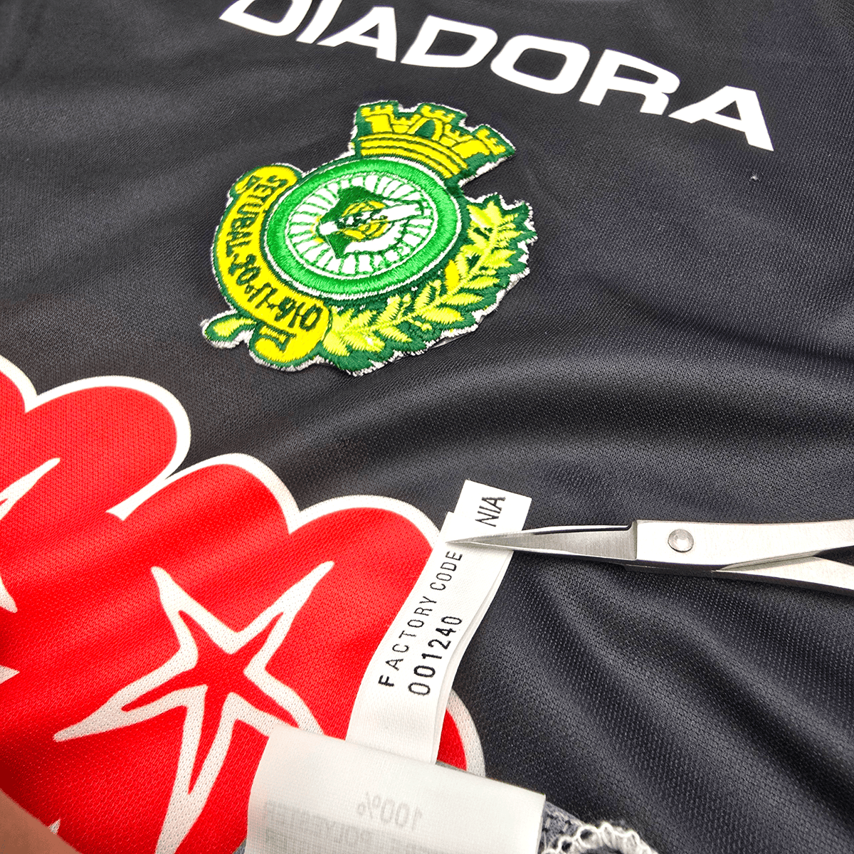 2005/06 Vitoria Setubal Away Football Shirt (L) Diadora - Football Finery - FF302807