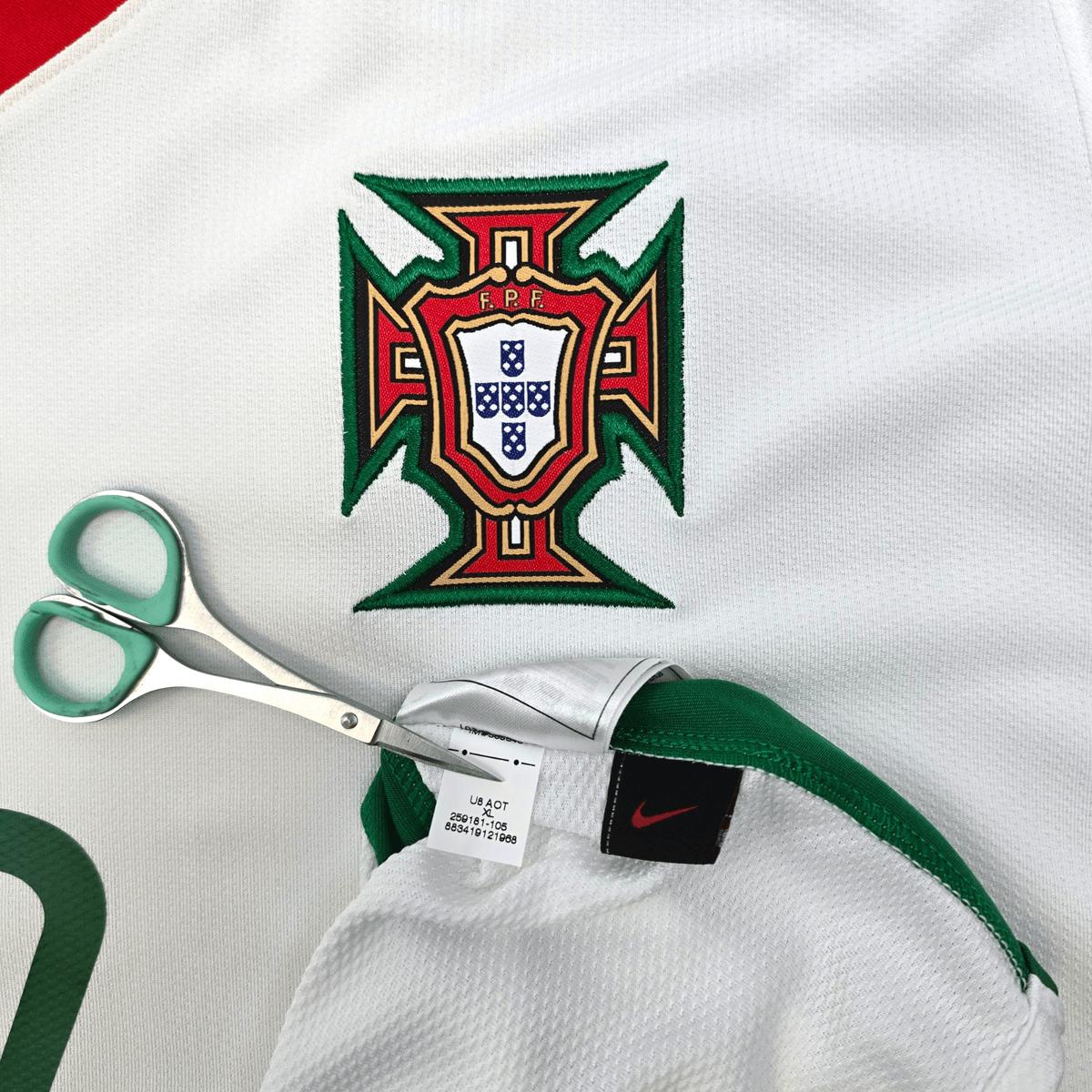 2008/10 Portugal Away Football Shirt (XL) Nike 7 Ronaldo - Football Finery - FF303998