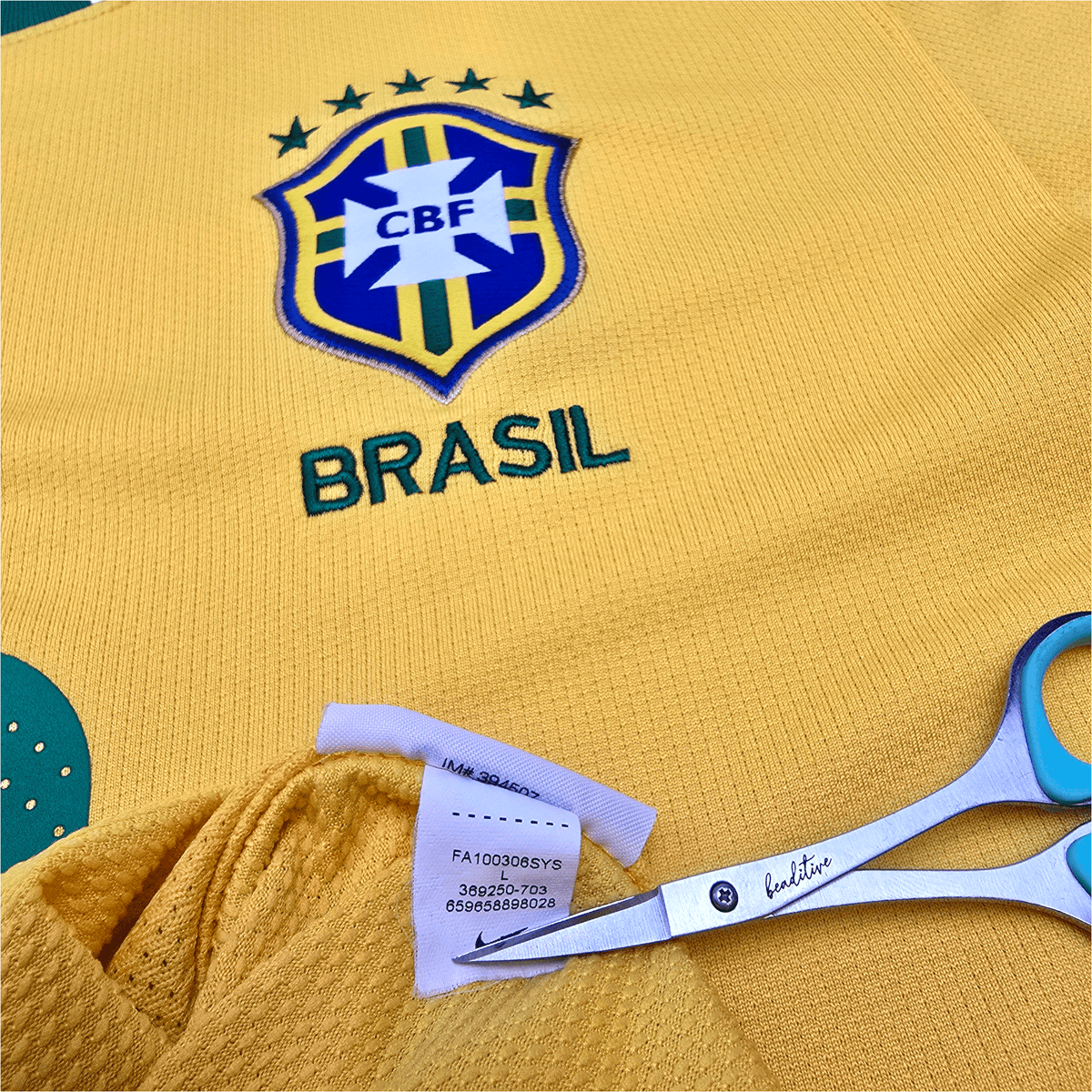 2010/11 Brazil Home Football Shirt (L) Nike 10 Ronaldinho - Football Finery - FF303275