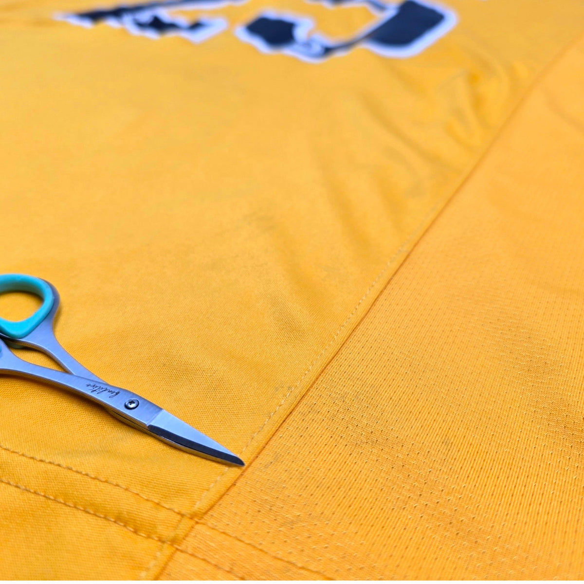 2012/13 Cambridge United Home Football Shirt (XL) Burrda Sport #25 Hudson (Matchworn) Squad Signed - Football Finery - FF307799