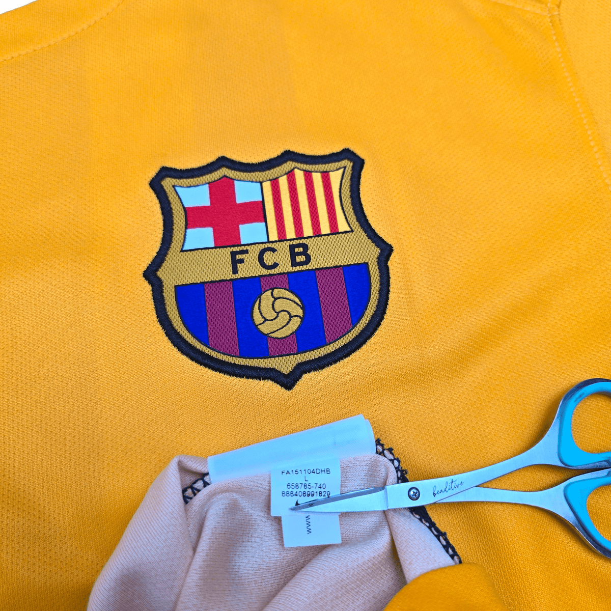 2015/16 Barcelona Away Football Shirt (L) Nike 14 Mascherano - Football Finery - FF303739