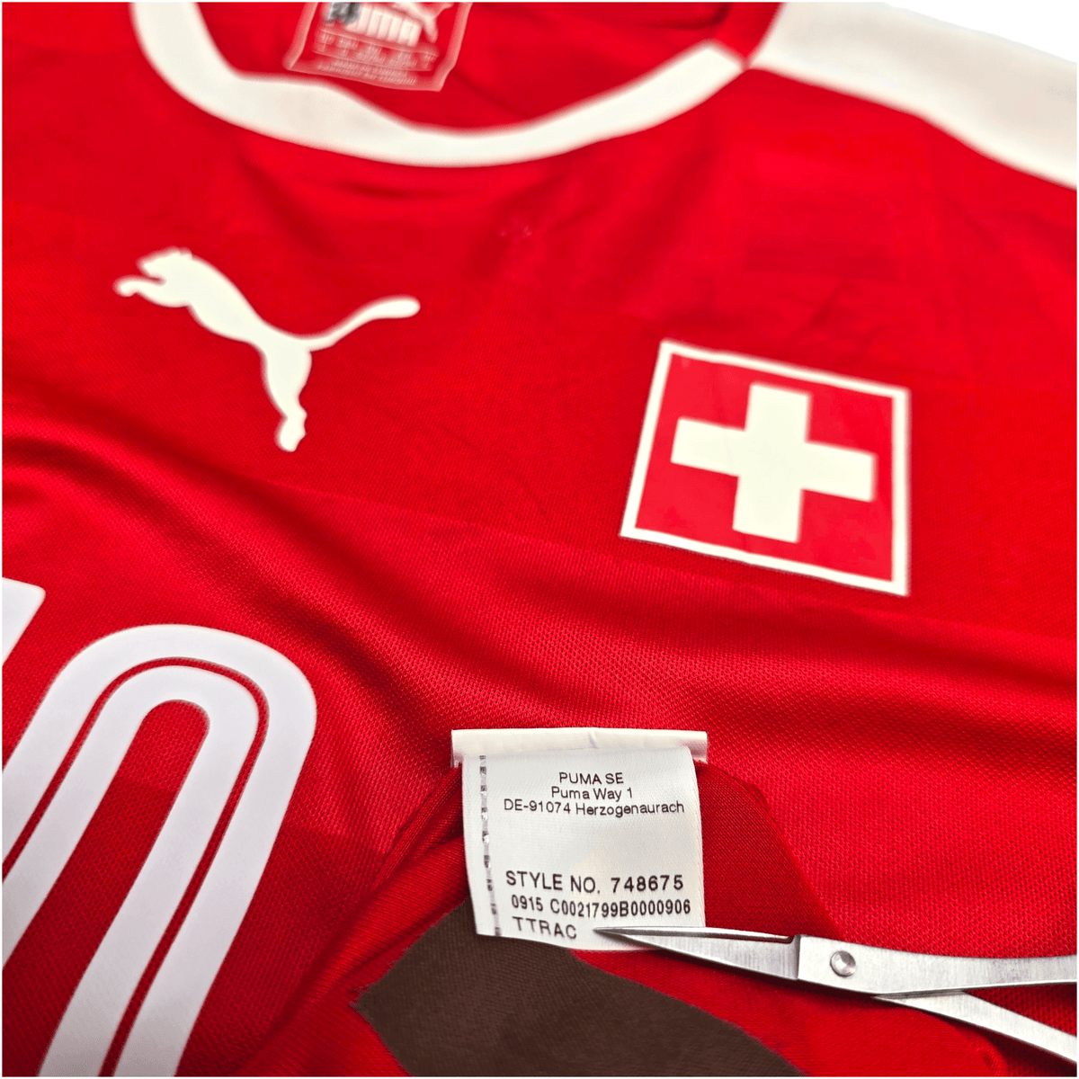 2016/17 Switzerland Home Football Shirt (L) Puma 10 Xhaka - Football Finery - FF302867