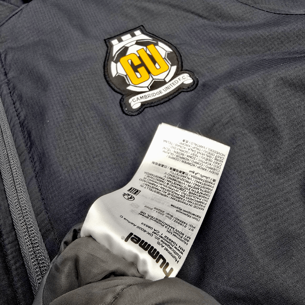 2021/22 Cambridge United Padded Bench Coat (M) Hummel - Football Finery - FF300951