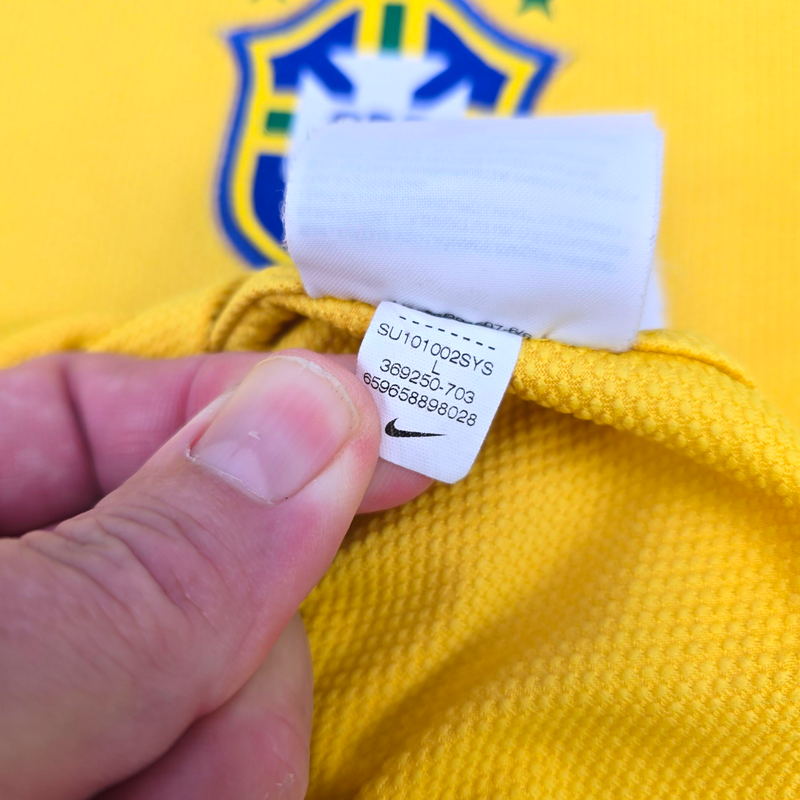 2010/11 Brazil Home Football Shirt (L) Nike #10 Kaka