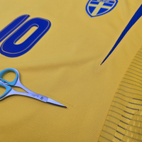 2005/06 Sweden Home Football Shirt (M) Umbro #10 Ibrahimovic
