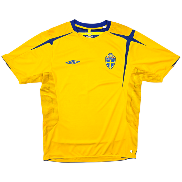 2005/06 Sweden Home Football Shirt (L) Umbro
