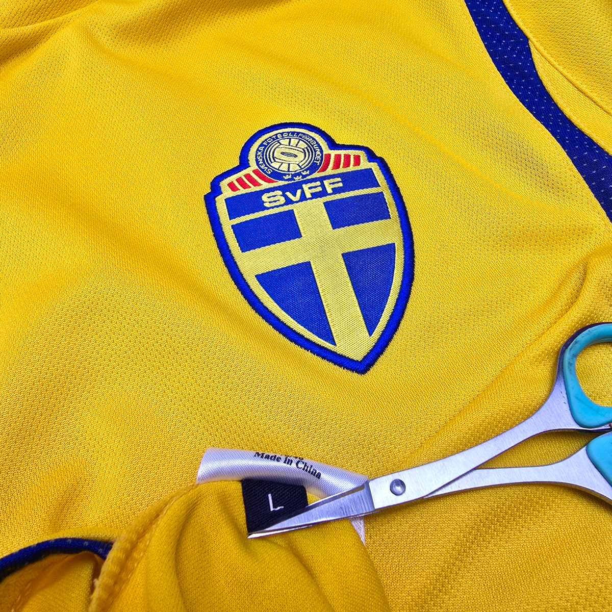 2005/06 Sweden Home Football Shirt (L) Umbro