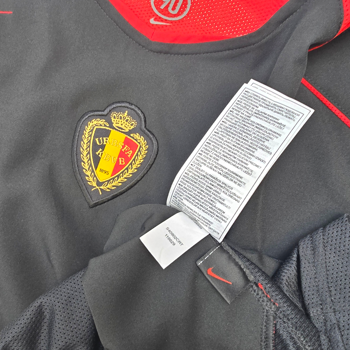 2004/06 Belgium Away Football Shirt (L) Nike