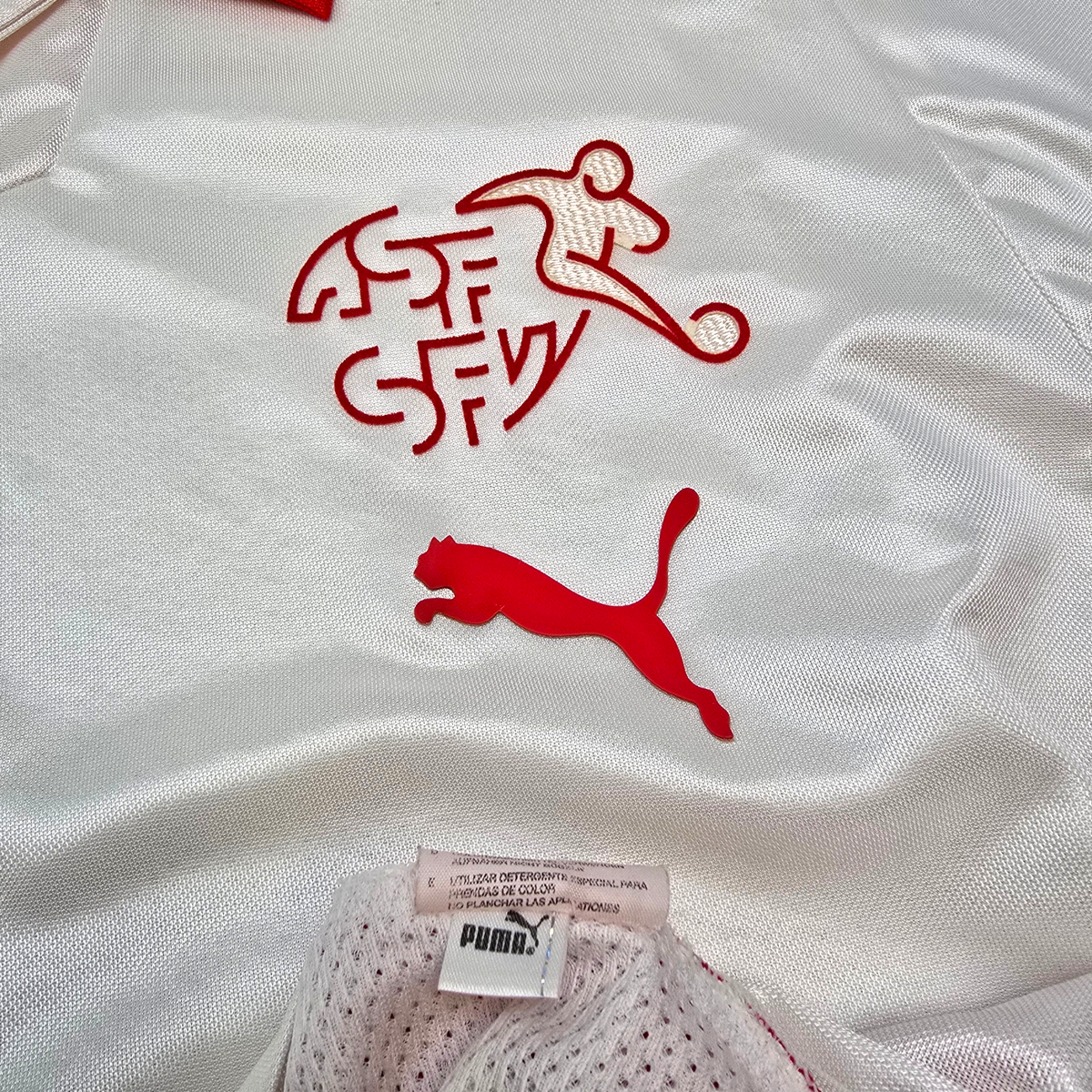 2008/10 Switzerland Away Football Shirt (L) Puma